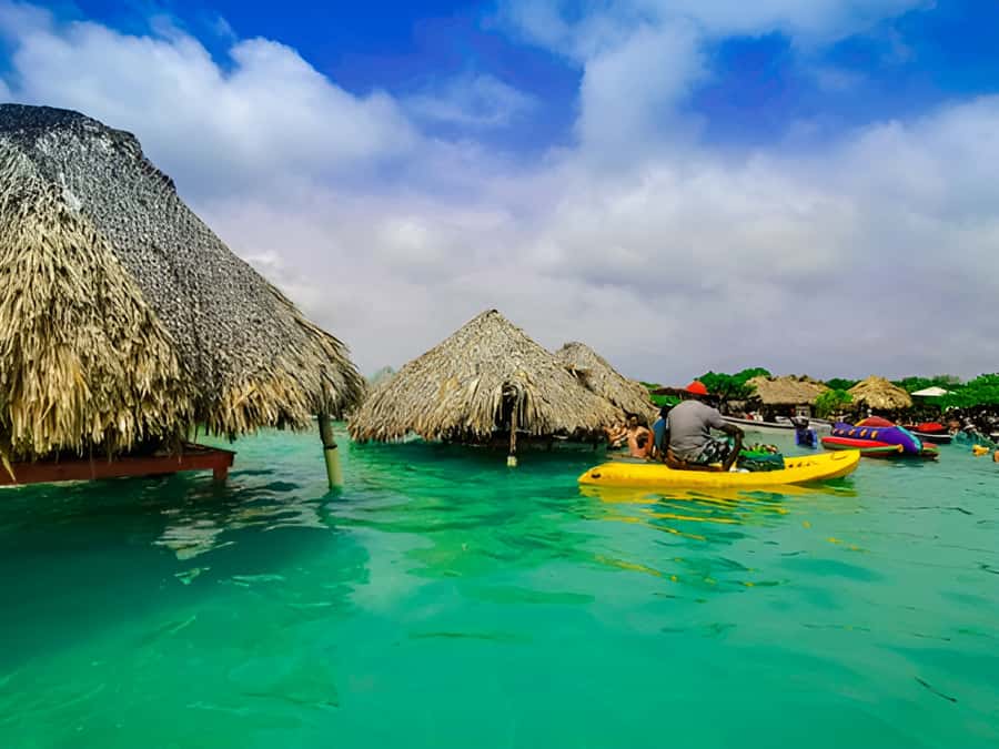 Cartagena: Party Boat to Cholon Beach with 2 Drinks & Lunch - Lunch with chicken, fish, or a vegetarian option