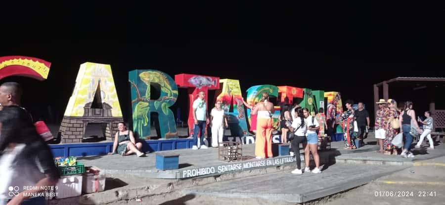 Cartagena: Party on a typical bus crossing the city - Cartagena letters and the photo-stop rhythm