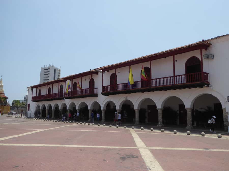 Cartagena: Private Walking Tour with German or Italian Guide - Plaza de Bolívar and the city’s layered past