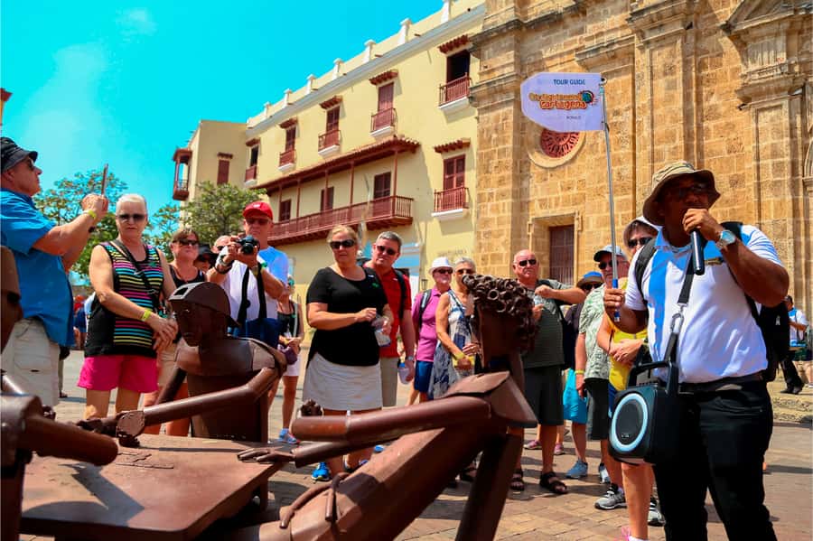Cartagena: Shared Walking Tour of the Colonial Old Town - Ancient walls and the defensive side of the city