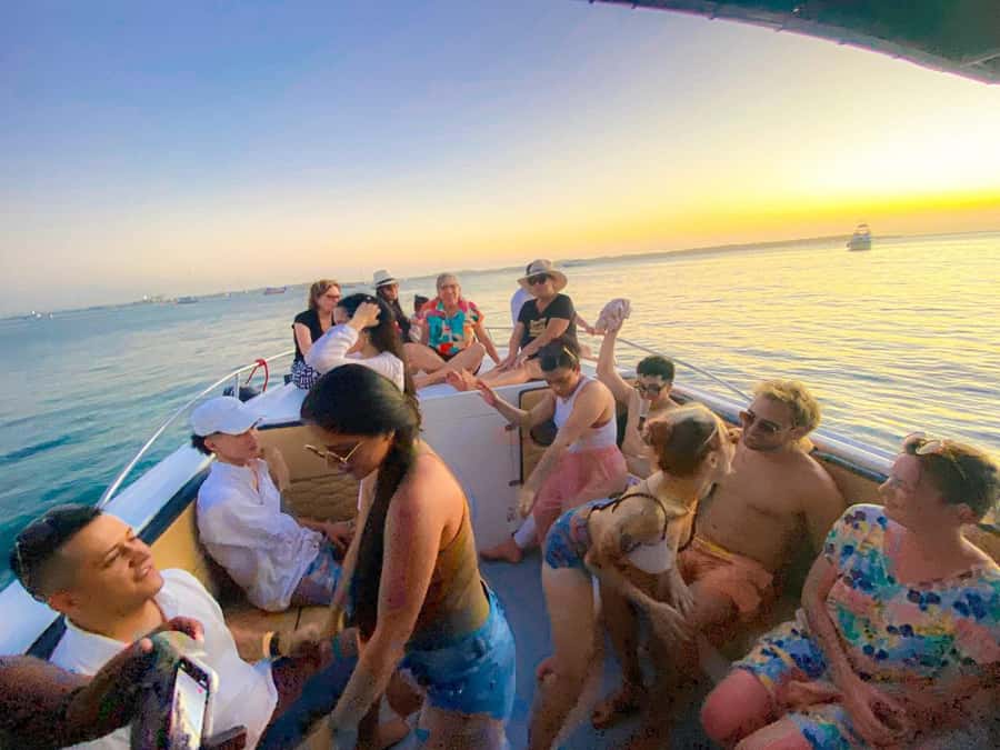 Cartagena: Sunset in boat in the bay with music and liquor - Two hours around Bahía de Cartagena de Indias