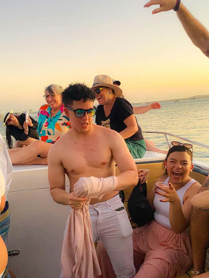 Cartagena: Sunset in boat in the bay with music and liquor - Open bar, music, and the changing mood