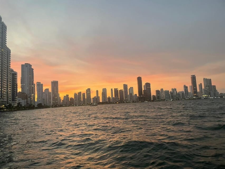 Cartagena: Sunset in boat in the bay with music and liquor - The sunset photographs are the real souvenir