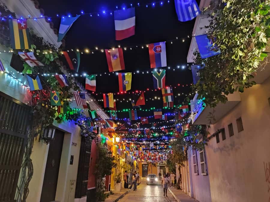 Cartagena: Walled City and Getsemani Shared Walking Tour - Crossing into Getsemani