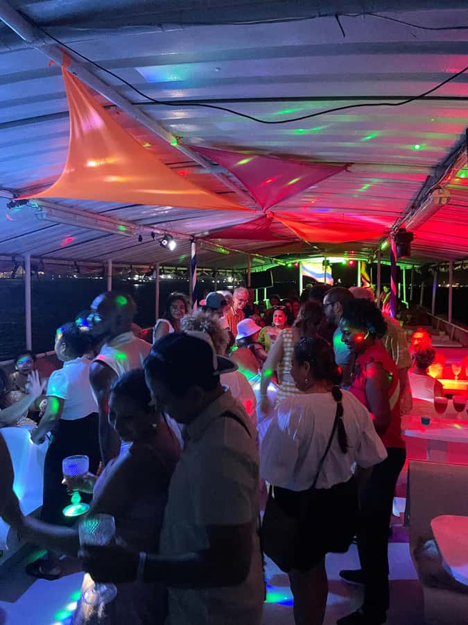 Cartagena: White Night Boat Tour with Dinner and Open Bar - Dinner with two proteins and four side dishes