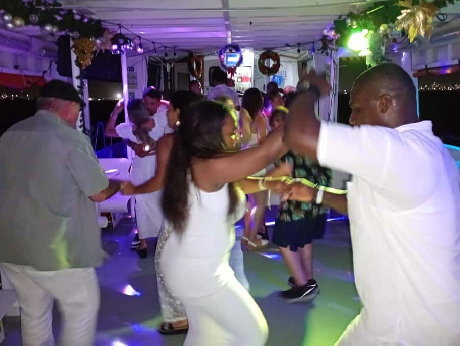 Cartagena: White Night Boat Tour with Dinner and Open Bar - Dance shows that involve the whole boat