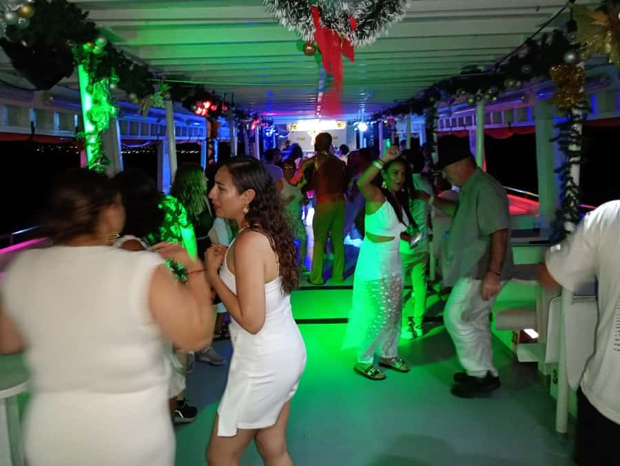 Cartagena: White Night Boat Tour with Dinner and Open Bar - Shared tables and comfort aboard