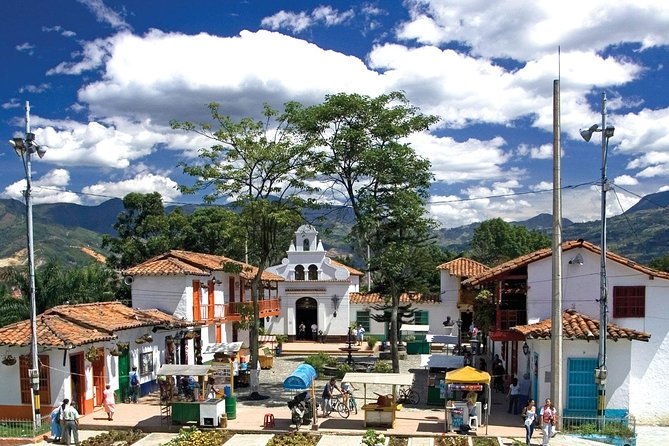 City Tour & Comuna 13 - A fast introduction to Medellín with a local guide