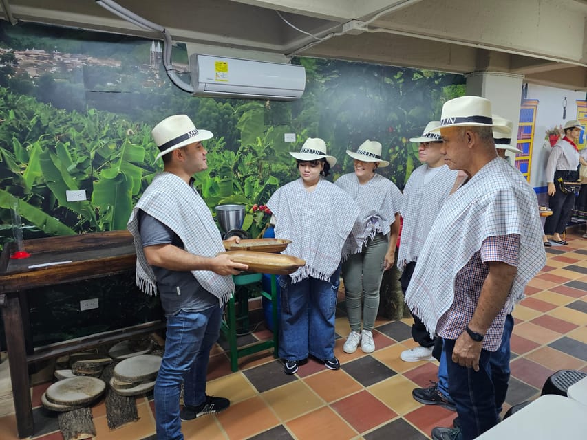 Coffee Experience with roasting show in Comuna 13 - Two specialty coffees, with time to pay attention