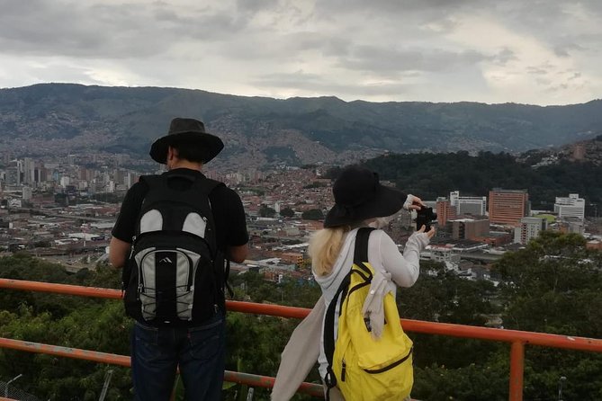 Combo Guatape and Medellin Sightseeing Tours - Two hours in colorful Guatapé