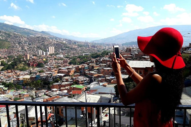 Complete Pack: Pablo Escobar Tour and Comuna 13 - Comuna 13: graffiti, electric stairs, and local treats