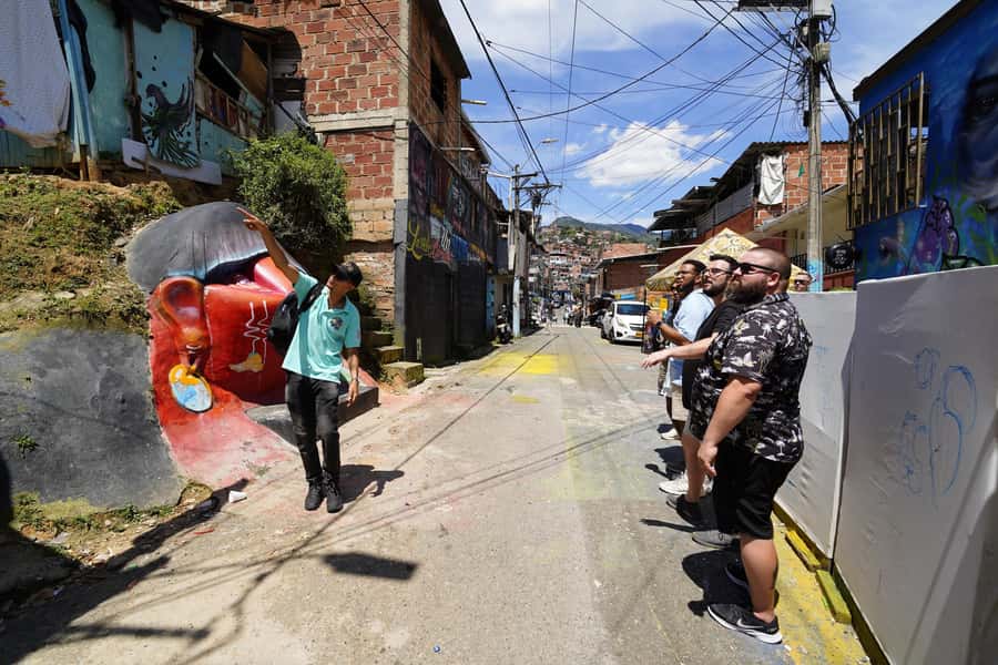 Complete Tour in Comuna 13: Graffiti, History and Street Delights - Who should book this walk?