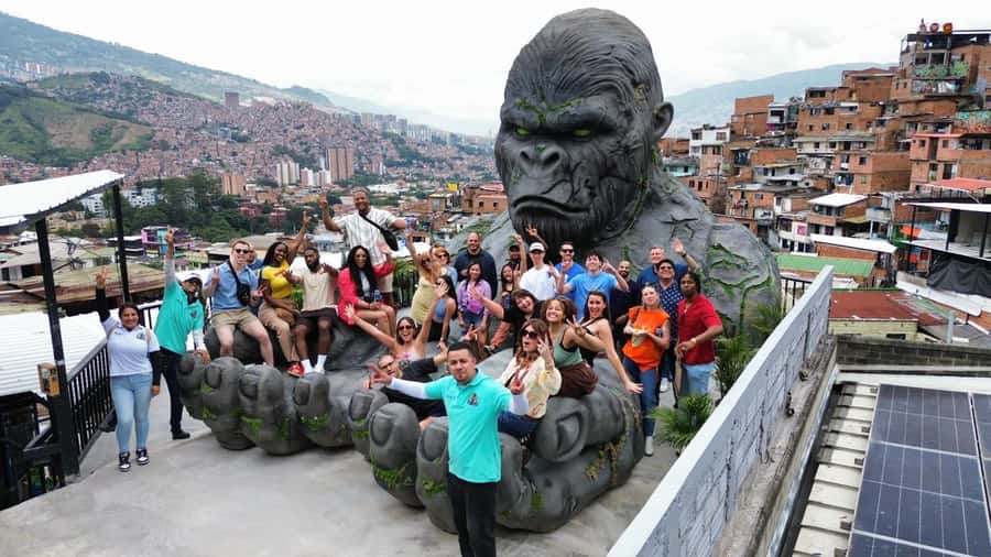 Complete Tour in Comuna 13: Graffiti, History and Street Delights - Reading the murals instead of just photographing them