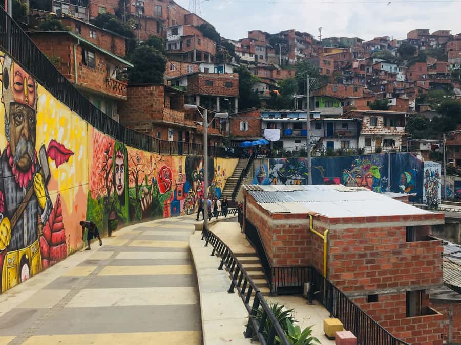 Comuna 13 and Downtown Medellín City Tour - Three hours of graffiti and local art