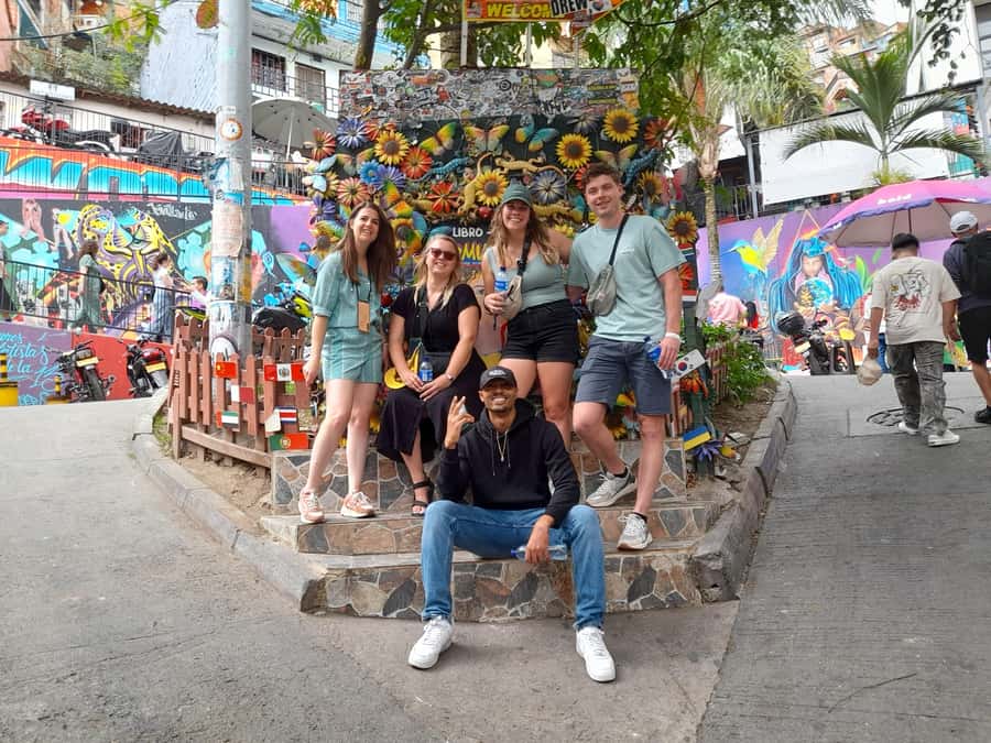 Comuna 13: Graffiti tour & Street Food/drink with telesferic - Key details before you book