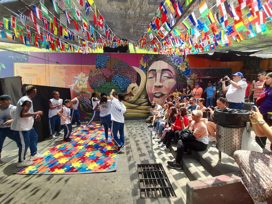 Comuna 13: Graffiti tour & Street Food/drink with telesferic - The one-hour graffiti and history walk