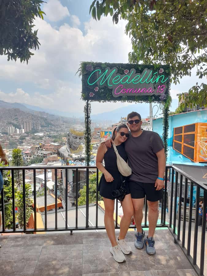 Comuna 13: Graffiti tour & Street Food/drink with telesferic - The lookout bar and final drink
