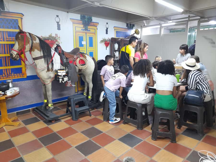 Comuna 13: Graffiti tour & Street Food/drink with telesferic - The return ride and the real time commitment