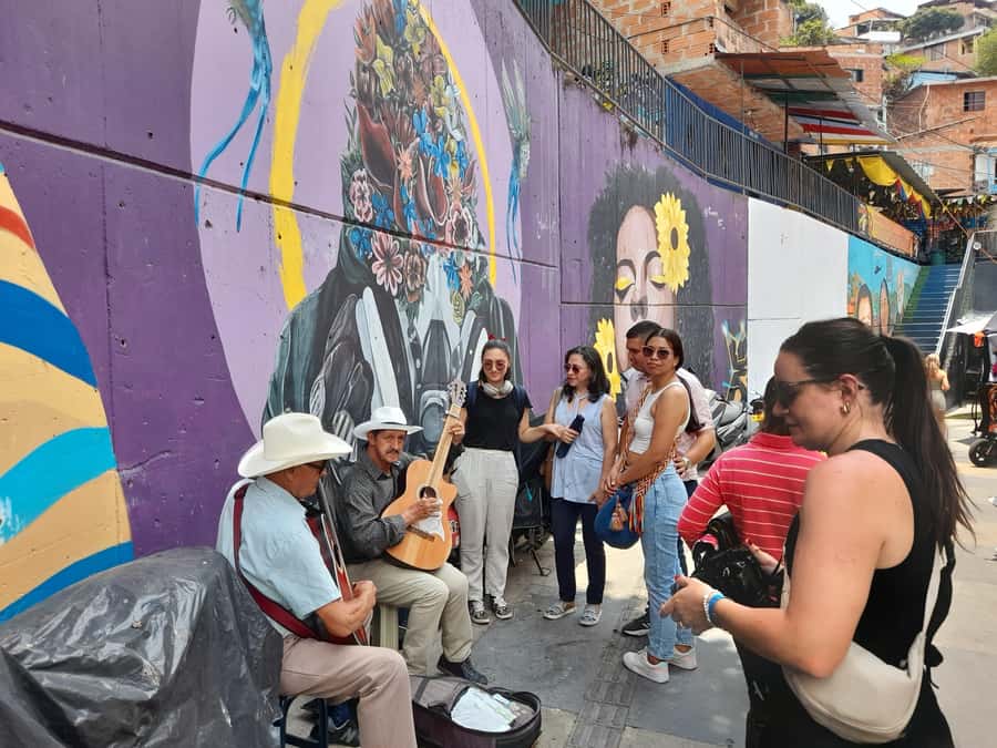 Comuna 13: Graffiti tour & Street Food/drink with telesferic - Is $22 a fair price?