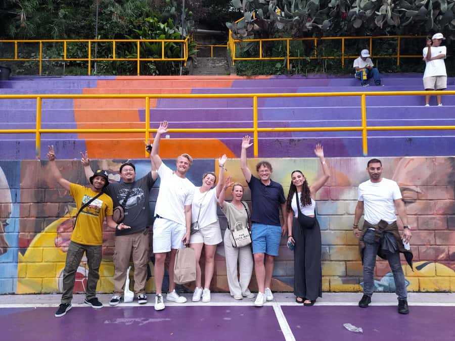 Comuna 13: Graffiti tour & Street Food/drink with telesferic - Meeting at Poblado Metro Station