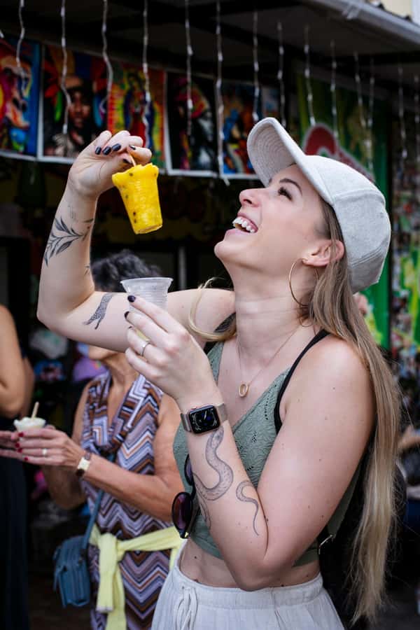 Comuna 13: Graffiti Tour with Tasting, Live Show, & Gallery - Live singing and dance make the story more immediate