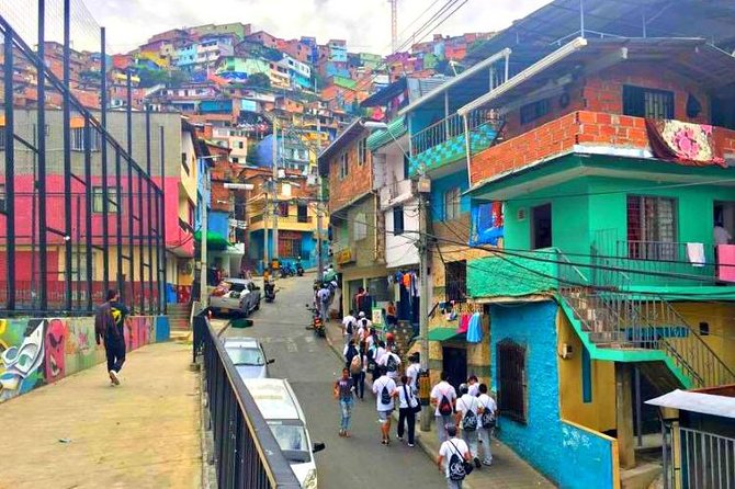 comuna 13 graffitour & cable car - What the guides add to the experience