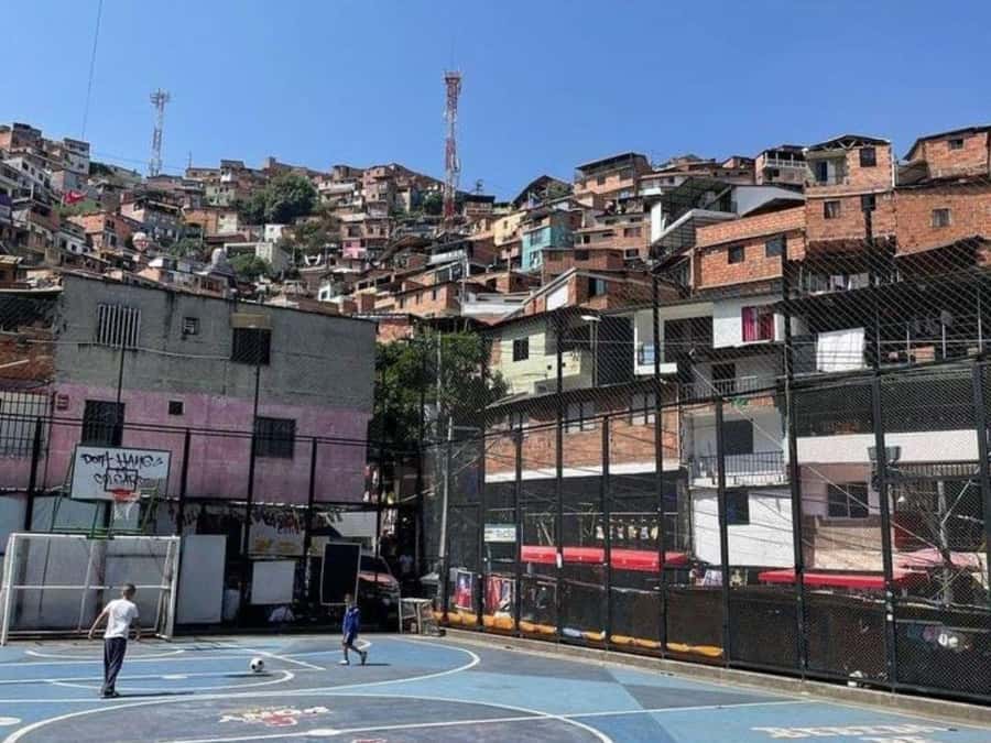 Comuna 13: Recorrido de Arte Urbano, Cultura y Resiliencia - Following the six flights of escalators
