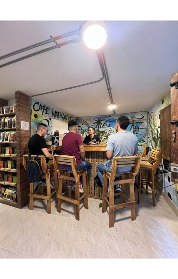 Comuna 13: Recorrido de Arte Urbano, Cultura y Resiliencia - Reading the graffiti instead of just taking photos