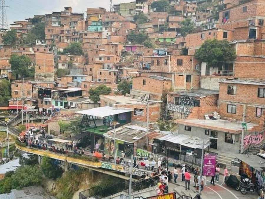 Comuna 13: Recorrido de Arte Urbano, Cultura y Resiliencia - Coffee, snacks, and a local café stop