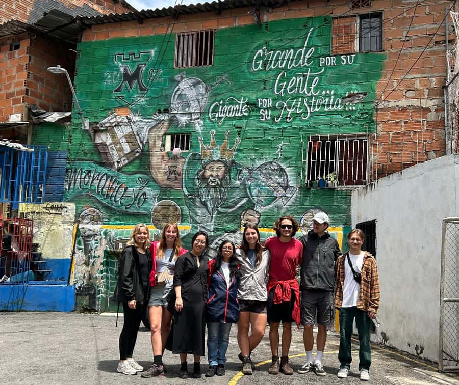 Comuna 4 - Moravia Tour - Arriving at Caribe Metro Station without confusion