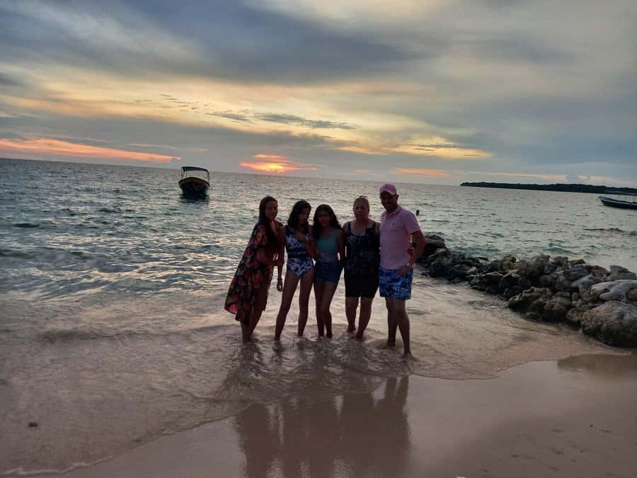 Enjoy the beach at Barú: Aviary + bioluminescense plankton - A welcome cocktail, island lunch, and three hours by the water