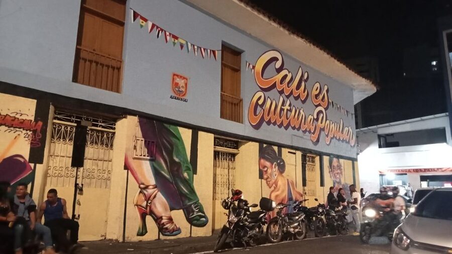 Friday Salsa Pub Crawl in Cali - La Curva del Boulevard and open-air salsa