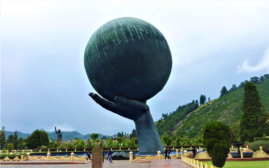 From Bogotá: Jaime Duque Park and Salt Cathedral with Lunch - The road out of Bogotá and the role of traffic
