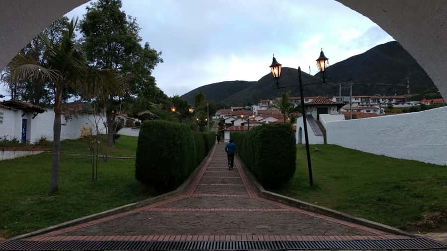 From Bogotá: Lake Guatavita and the El Dorado Legend Tour - Hearing the Muisca story at the lake