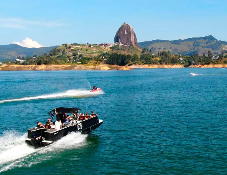 From Guatape: Pablo Escobar Mansion, Paintball & Boat Ride - A 40-minute speedboat ride across the reservoir