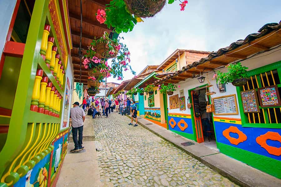 From Guatape: Pablo Escobar Mansion, Paintball & Boat Ride - Returning by boat, then walking Guatapé