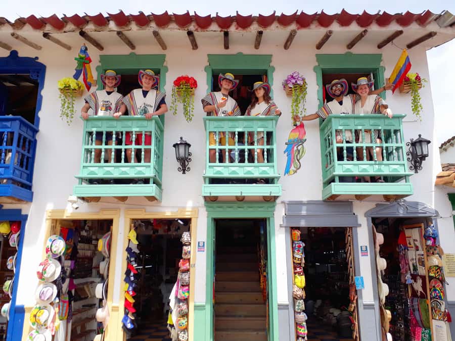 From Medellin: Guatapé Day Trip with El Peñol Rock and Lunch - Climbing the 700 steps of El Peñol Rock