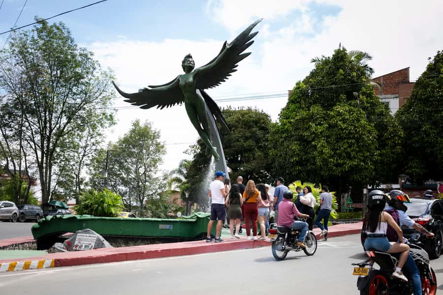 From Medellin: Guatape El Peñol with boat + gastronomic tour - Guatapé’s painted streets and umbrella lane