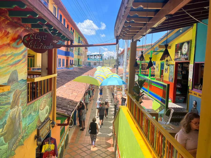 From Medellín: Guatape Private Tour, El Peñol, Boat Ride - La Réplica del Peñol and a town that disappeared