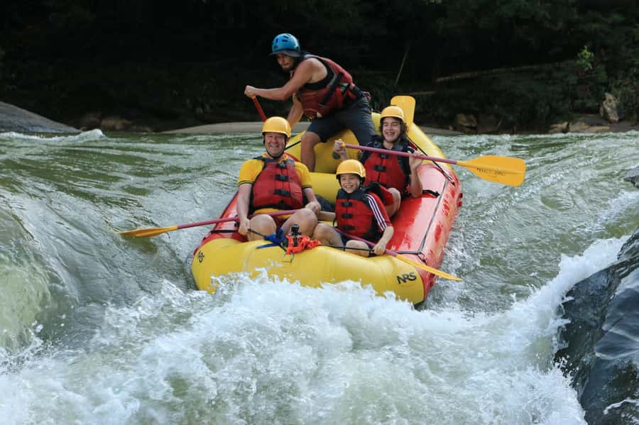 From Medellín: Paragliding and Rafting Combo Tour - Lunch between two high-energy activities