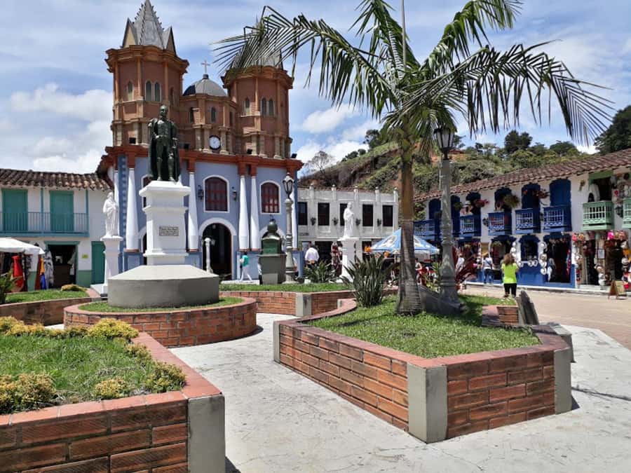 From Medellin: Private Guatape Car Tour with Coffee Tour - What the private format changes
