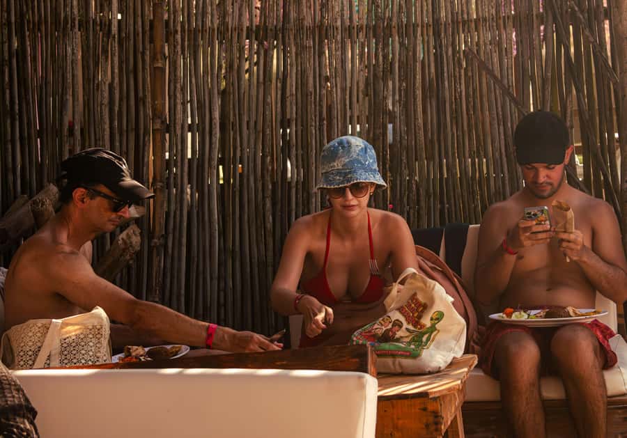 Full day at Isla baru playa blanca in Mambo Beach club - Lunch at Mambo Beach Club and the 30,000 COP credit