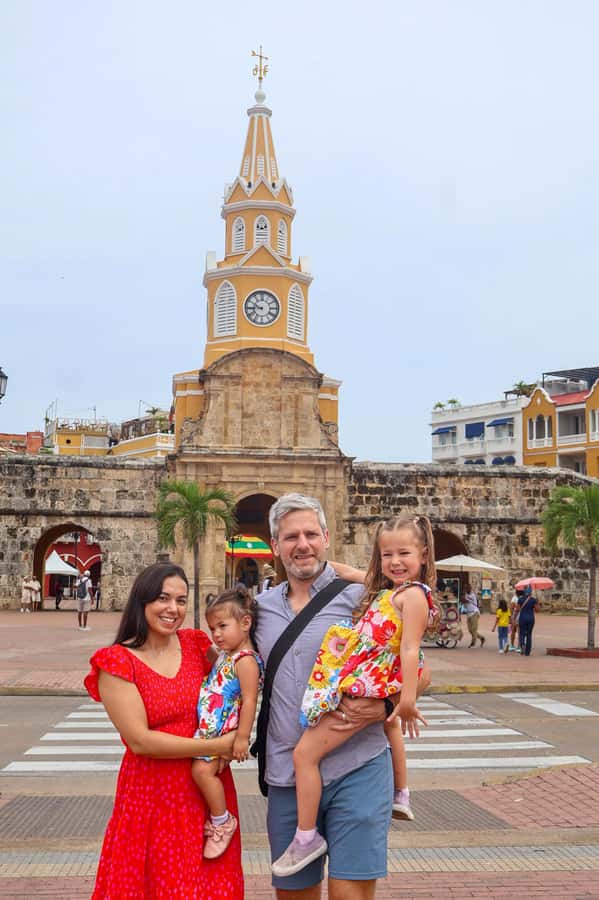 Gastronomic tour and professional photos in the old city - Centenario Park, where the camera comes out