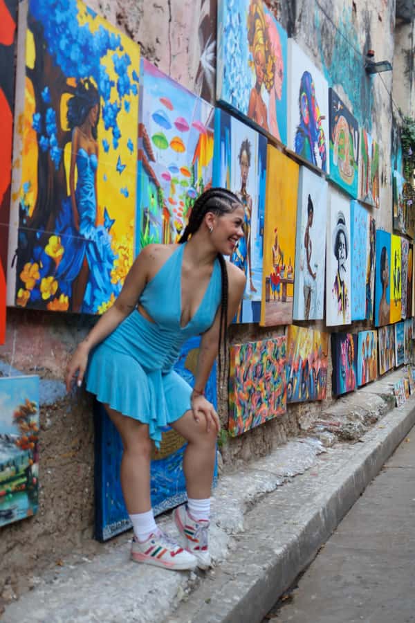 Gastronomic tour and professional photos in the old city - Calle de Las Sombrillas and the playful side of Cartagena