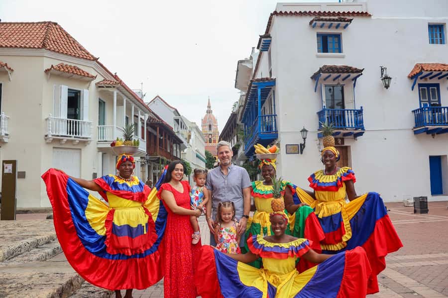 Gastronomic tour and professional photos in the old city - History and culture through a local guide