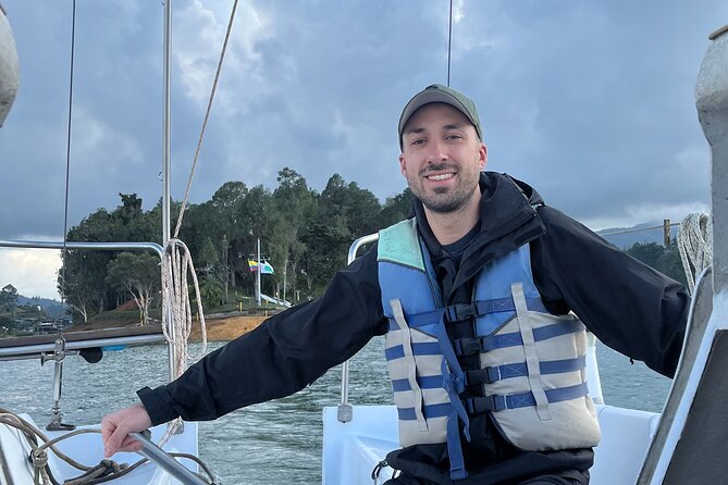 Go Sailing Guatape - Houseboats, estates, and El Peñol Rock from the water