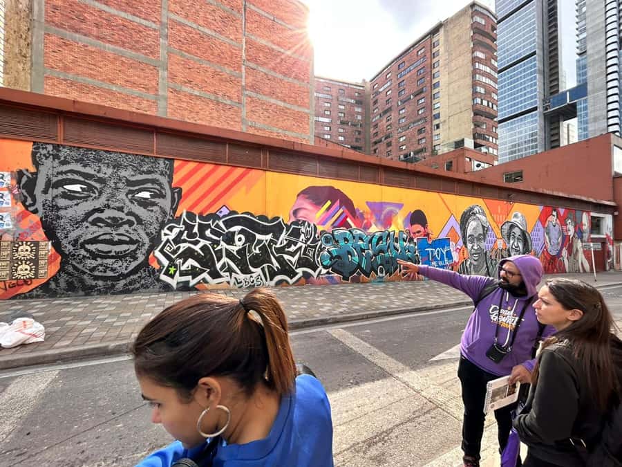 Graffiti Tour: a fascinating walk through a street art City - The first murals: learning how to look