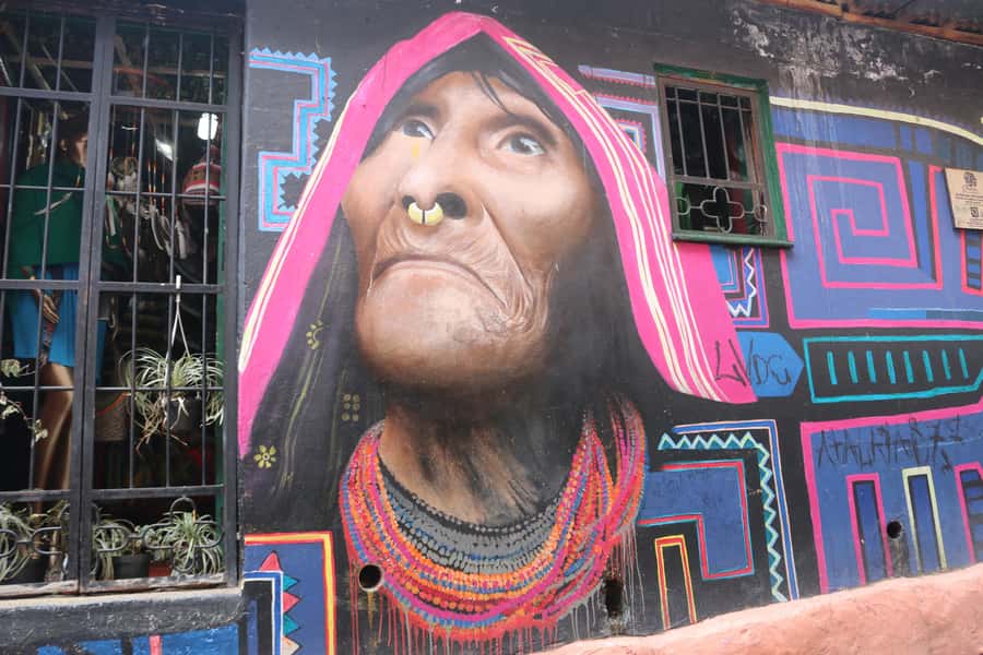 Graffiti Tour in La Candelaria Bogotá with Transportation - How the Guides Shape the Experience