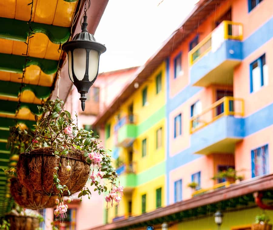 Guatapé: Day trip with Transport, Food & Boat - Guatapé town, where every wall gets attention