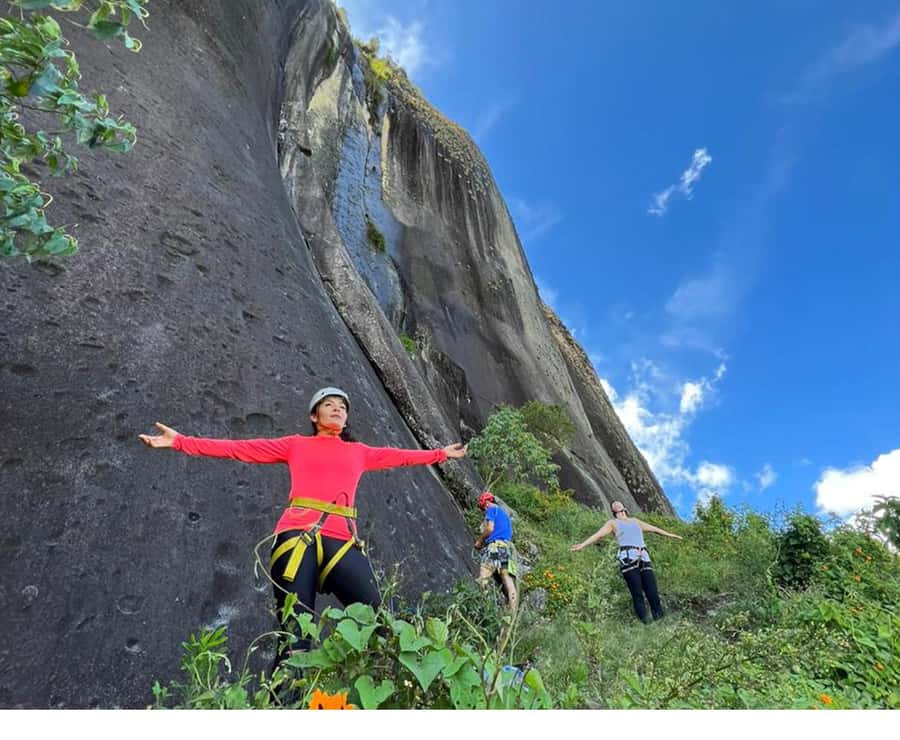 Guatapé: Iconic rock climbing for beginners and experts. - The 40-meter rappel gets your attention early